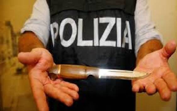 polizia coltello