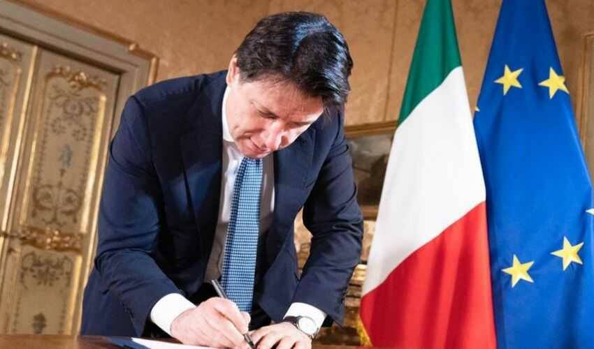 Il premier Conte firma il DPCM dello scorso 26 aprile per l'inizio della Fase 2 in Italia