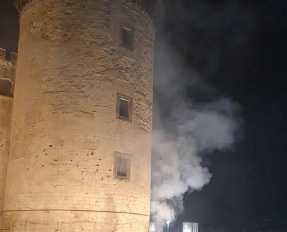 Incendio al Maschio Angioino, documenti in fumo: forzati uffici  sovrintendenza a Palazzo Reale - Edizione Napoli