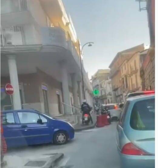 vigili sul marciapiede con lo scooter 