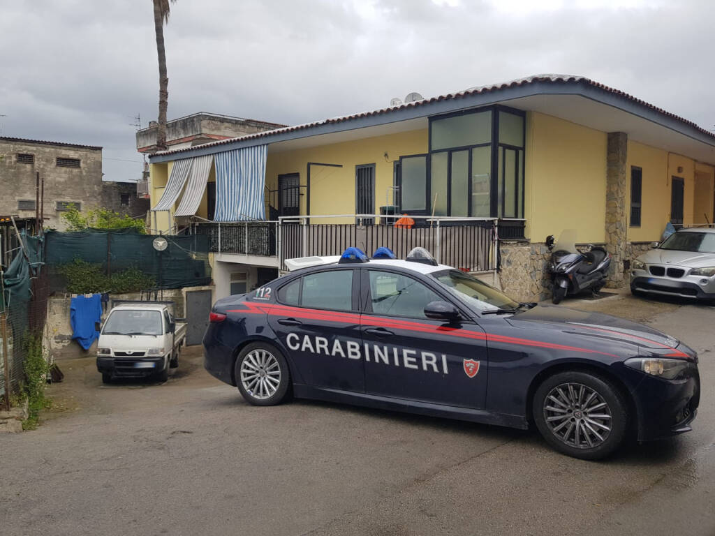 Minaccia di farsi esplodere carabinieri
